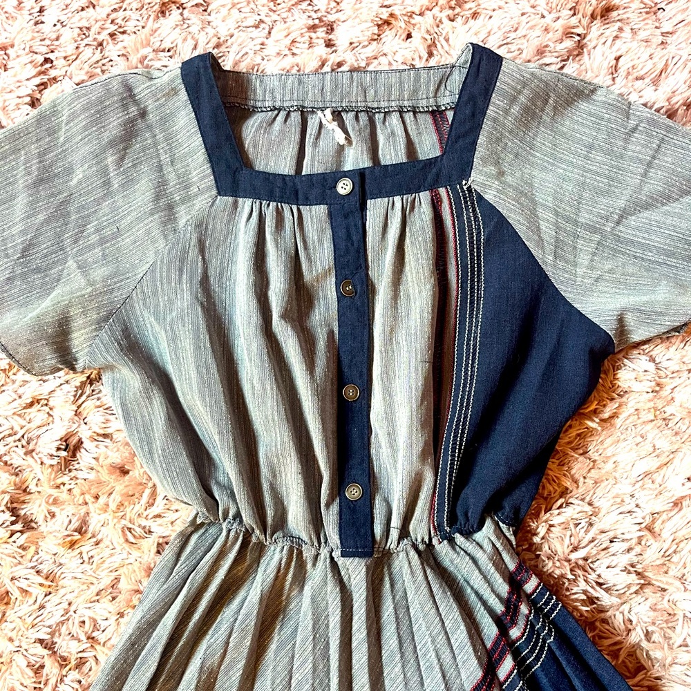 Vintage 1970’s Retro Mini Dress in Gray and Navy - Picture 4 of 6